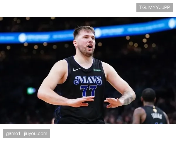 东契奇与浓眉赛后热情相拥笑声不断全场洋溢欢乐气氛